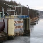 24.01.2021. Doły Biskupie. Zapora Wióry na rzece Świślinie / Robert Felczak / Radio Kielce