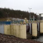 24.01.2021. Doły Biskupie. Zapora Wióry na rzece Świślinie / Robert Felczak / Radio Kielce