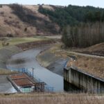 24.01.2021. Doły Biskupie. Zapora Wióry na rzece Świślinie / Robert Felczak / Radio Kielce