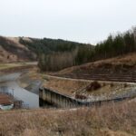 24.01.2021. Doły Biskupie. Zapora Wióry na rzece Świślinie / Robert Felczak / Radio Kielce