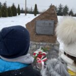 31.01.2021. Bilcza. Cmentarz parafialny. Dzieci z klasy III składają kwiaty i zapalają znicze pod tablicą poświęconą ks. Piotrowi Ściegiennemu / Kamil Król / Radio Kielce