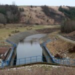 24.01.2021. Doły Biskupie. Zapora Wióry na rzece Świślinie / Robert Felczak / Radio Kielce