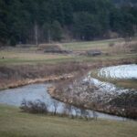 24.01.2021. Doły Biskupie. Zapora Wióry na rzece Świślinie / Robert Felczak / Radio Kielce