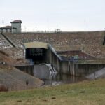 24.01.2021. Doły Biskupie. Zapora Wióry na rzece Świślinie / Robert Felczak / Radio Kielce