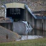 24.01.2021. Doły Biskupie. Zapora Wióry na rzece Świślinie / Robert Felczak / Radio Kielce