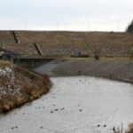 24.01.2021. Doły Biskupie. Zapora Wióry na rzece Świślinie / Robert Felczak / Radio Kielce