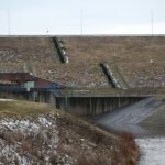 24.01.2021. Doły Biskupie. Zapora Wióry na rzece Świślinie / Robert Felczak / Radio Kielce