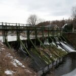 23.01.2021. Doły Biskupie. Jaz na rzece Świślinie / Robert Felczak / Radio Kielce