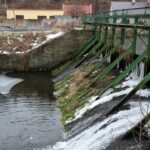 23.01.2021. Doły Biskupie. Jaz na rzece Świślinie / Robert Felczak / Radio Kielce