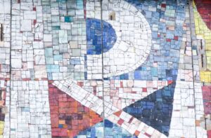 08.01.2021 Sędziszów. Mozaika zdobiąca budynek Samorządowego Centrum Kultury / Instytut Dizajnu w Kielcach