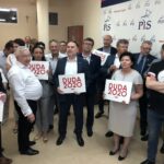 28.06.2020. Kielce. Sztab wyborczy PiS. Na zdjęciu (drugi z lewej): Krzysztof Lipiec - lider świętokrzyskich struktur PiS, Marek Kwitek - poseł PiS. Pierwszy z prawej: Mirosław Gębski - starosta kielecki / Jarosław Kubalski / Radio Kielce