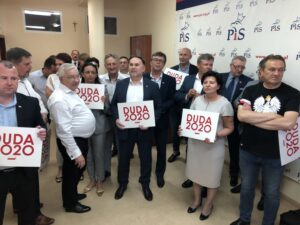 28.06.2020. Kielce. Sztab wyborczy PiS. Na zdjęciu (drugi z lewej): Krzysztof Lipiec - lider świętokrzyskich struktur PiS, Marek Kwitek - poseł PiS. Pierwszy z prawej: Mirosław Gębski - starosta kielecki / Jarosław Kubalski / Radio Kielce