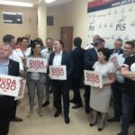 28.06.2020. Kielce. Sztab wyborczy PiS. Na zdjęciu (w środku): Marek Kwitek - poseł PiS. Pierwszy z prawej: Mirosław Gębski - starosta kielecki / Jarosław Kubalski / Radio Kielce