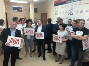 28.06.2020. Kielce. Sztab wyborczy PiS. Na zdjęciu (w środku): Marek Kwitek - poseł PiS. Pierwszy z prawej: Mirosław Gębski - starosta kielecki / Jarosław Kubalski / Radio Kielce