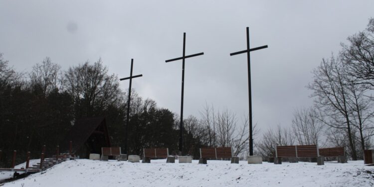 26.01.2021 Łopuszno. Wzgórze Trzech Krzyży / Dionizy Krawczyński / Radio Kielce