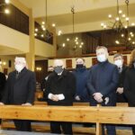 16.01.2021. Starachowice. Msza święta w 8. rocznicę śmierci Jadwigi Kaczyńskiej. Na zdjęciu (w pierwszym rzędzie, od lewej): poseł Anna Krupka - wiceminister kultury, dziedzictwa narodowego i sportu, poseł Krzysztof Lipiec - lider świętokrzyskich struktur PiS, Jarosław Kaczyński - prezes PiS, Zbigniew Koniusz - wojewoda świętokrzyski, poseł Agata Wojtyszek / Jarosław Kubalski / Radio Kielce