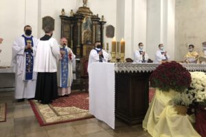 07.11.2020. Sandomierz. Msza święta z udzieleniem błogosławieństwa papieskiego i związanego z nim odpustu zupełnego pod zwykłymi warunkami / Grażyna Szlęzak-Wójcik / Radio Kielce