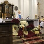 07.11.2020. Sandomierz. Msza święta z udzieleniem błogosławieństwa papieskiego i związanego z nim odpustu zupełnego pod zwykłymi warunkami. Na zdjęciu (w środku): biskup Krzysztof Nitkiewicz / Grażyna Szlęzak-Wójcik / Radio Kielce