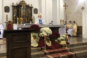 07.11.2020. Sandomierz. Msza święta z udzieleniem błogosławieństwa papieskiego i związanego z nim odpustu zupełnego pod zwykłymi warunkami. Na zdjęciu (w środku): biskup Krzysztof Nitkiewicz / Grażyna Szlęzak-Wójcik / Radio Kielce