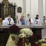 07.11.2020. Sandomierz. Msza święta z udzieleniem błogosławieństwa papieskiego i związanego z nim odpustu zupełnego pod zwykłymi warunkami. Na zdjęciu (w środku): biskup Krzysztof Nitkiewicz / Grażyna Szlęzak-Wójcik / Radio Kielce