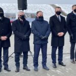 14.01.2021 Koćmierzów. Oddanie przepompowni. Na zdjęciu od lewej: Wojciech Czerwiec - przewodniczący Rady Miasta Sandomierza, Andrzej Bętkowski - marszałek województwa świętokrzyskiego, Marek Kwitek - poseł PiS, Marcin Piwnik - starosta sandomierski, Marcin Marzec - burmistrz Sandomierza / Grażyna Szlęzak-Wójcik / Radio Kielce