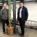 Sandomierz. Kaktus gigant rosnący w kotłowni „Rokitek” Przedsiębiorstwa Energetyki Cieplnej w Sandomierzu. Na zdjęciu (od lewej): Janusz Żmuda - kierownik kotłowni „Rokitek” i Rafał Binięda - prezes PEC w Sandomierzu / Grażyna Szlęzak-Wójcik / Radio Kielce