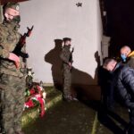 22.01.2021 Sandomierz. Uroczystości z okazji 158. rocznicy wybuchu powstania styczniowego. Kwiaty składają (od lewej): Krzysztof Szatan - sandomierski radny i Krzysztof Kandefer - radny powiatu sandomierskiego / Grażyna Szlęzak-Wójcik / Radio Kielce