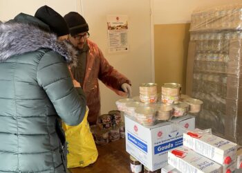 28.01.2021. Sandomierz. Caritas Diecezji Sandomierskiej rozpoczęła rozdawanie unijnej żywności dla najuboższych. Na zdjęciu (od lewej): mieszkanka gminy Koprzywnica i Grzegorz Siudak - Caritas Diecezji Sandomierskiej. / Grażyna-Szlęzak-Wójcik / Radio Kielce