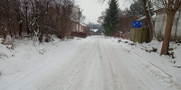 Iwaniska. Ulica zimą / słuchacz