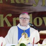 03.05.2020 Kielce. Uroczystości w 229 rocznicę uchwalenia Konstytucji 3 Maja. Msza przed kościołem garnizonowym. Na zdjęciu: biskup Andrzej Kaleta / Jarosław Kubalski / Radio Kielce