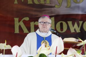 03.05.2020 Kielce. Uroczystości w 229 rocznicę uchwalenia Konstytucji 3 Maja. Msza przed kościołem garnizonowym. Na zdjęciu: biskup Andrzej Kaleta / Jarosław Kubalski / Radio Kielce