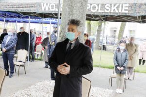 03.05.2020 Kielce. Uroczystości w 229 rocznicę uchwalenia Konstytucji 3 Maja. Msza przed kościołem garnizonowym. Na zdjęciu: senator Krzysztof Słoń / Jarosław Kubalski / Radio Kielce