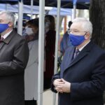 03.05.2020 Kielce. Uroczystości w 229 rocznicę uchwalenia Konstytucji 3 Maja. Msza przed kościołem garnizonowym. Na zdjęciu (od lewej): Andrzej Bętkowski - marszałek województwa świętokrzyskiego i poseł Krzysztof Lipiec / Jarosław Kubalski / Radio Kielce