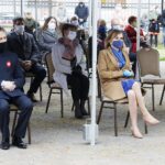 03.05.2020 Kielce. Uroczystości w 229 rocznicę uchwalenia Konstytucji 3 Maja. Msza przed kościołem garnizonowym. Na zdjęciu (od lewej): Zbigniew Koniusz - wojewoda świętokrzyski i poseł Anna Krupka - wiceminister sportu  / Jarosław Kubalski / Radio Kielce