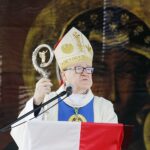 03.05.2020 Kielce. Uroczystości w 229 rocznicę uchwalenia Konstytucji 3 Maja. Msza przed kościołem garnizonowym. Na zdjęciu: biskup Andrzej Kaleta / Jarosław Kubalski / Radio Kielce