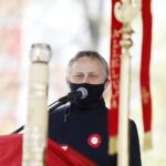 03.05.2020 Kielce. Uroczystości w 229 rocznicę uchwalenia Konstytucji 3 Maja. Msza przed kościołem garnizonowym. Wojewoda Zbigniew Koniusz / Jarosław Kubalski / Radio Kielce