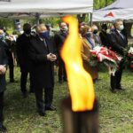 03.05.2020 Kielce. Uroczystości w 229. rocznicę uchwalenia Konstytucji 3 Maja. Złożenie wieńców pod pomnikiem Staszica. Od lewej: wojewoda Zbigniew Koniusz, poseł Krzysztof Lipiec, wiceminister sportu Anna Krupka i senator Krzysztof Słoń / Jarosław Kubalski / Radio Kielce