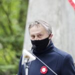 03.05.2020 Kielce. Uroczystości w 229. rocznicę uchwalenia Konstytucji 3 Maja. Złożenie wieńców pod pomnikiem Staszica. Wojewoda Zbigniew Koniusz / Jarosław Kubalski / Radio Kielce