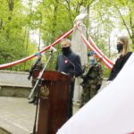 03.05.2020 Kielce. Uroczystości w 229. rocznicę uchwalenia Konstytucji 3 Maja. Złożenie wieńców pod pomnikiem Staszica. Wojewoda Zbigniew Koniusz / Jarosław Kubalski / Radio Kielce