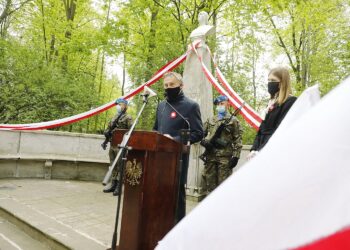 03.05.2020 Kielce. Uroczystości w 229. rocznicę uchwalenia Konstytucji 3 Maja. Złożenie wieńców pod pomnikiem Staszica. Wojewoda Zbigniew Koniusz / Jarosław Kubalski / Radio Kielce