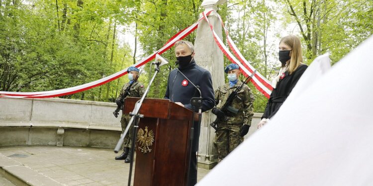 03.05.2020 Kielce. Uroczystości w 229. rocznicę uchwalenia Konstytucji 3 Maja. Złożenie wieńców pod pomnikiem Staszica. Wojewoda Zbigniew Koniusz / Jarosław Kubalski / Radio Kielce