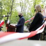 03.05.2020 Kielce. Uroczystości w 229. rocznicę uchwalenia Konstytucji 3 Maja. Złożenie wieńców pod pomnikiem Staszica. Wojewoda Zbigniew Koniusz / Jarosław Kubalski / Radio Kielce