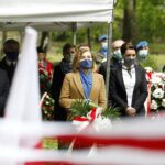 03.05.2020 Kielce. Uroczystości w 229. rocznicę uchwalenia Konstytucji 3 Maja. Złożenie wieńców pod pomnikiem Staszica. Na zdjęciu (od lewej): poseł Krzysztof Lipiec, wiceminister sportu Anna Krupka, poseł Marzena Okła-Drewnowicz i senator Krzysztof Słoń / Jarosław Kubalski / Radio Kielce