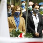 03.05.2020 Kielce. Uroczystości w 229. rocznicę uchwalenia Konstytucji 3 Maja. Złożenie wieńców pod pomnikiem Staszica. Na zdjęciu (od lewej): poseł Anna Krupka - wiceminister sportu i poseł Marzena Okła-Drewnowicz / Jarosław Kubalski / Radio Kielce