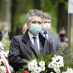 03.05.2020 Kielce. Uroczystości w 229. rocznicę uchwalenia Konstytucji 3 Maja. Złożenie wieńców pod pomnikiem Staszica. Senator Krzysztof Słoń / Jarosław Kubalski / Radio Kielce