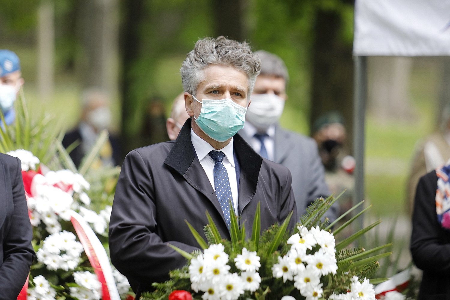 03.05.2020 Kielce. Uroczystości w 229. rocznicę uchwalenia Konstytucji 3 Maja. Złożenie wieńców pod pomnikiem Staszica. Senator Krzysztof Słoń / Jarosław Kubalski / Radio Kielce