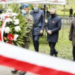 03.05.2020 Kielce. Uroczystości w 229. rocznicę uchwalenia Konstytucji 3 Maja. Złożenie wieńców pod pomnikiem Staszica. Na zdjęciu (od lewej): Bogdan Wenta - prezydent Kielc, Zbigniew Koniusz - wojewoda świętokrzyski i Andrzej Bętkowski - marszałek województwa świętokrzyskiego / Jarosław Kubalski / Radio Kielce