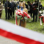 03.05.2020 Kielce. Uroczystości w 229. rocznicę uchwalenia Konstytucji 3 Maja. Złożenie wieńców pod pomnikiem Staszica. Wiceminister sportu Anna Krupka i senator Krzysztof Słoń / Jarosław Kubalski / Radio Kielce