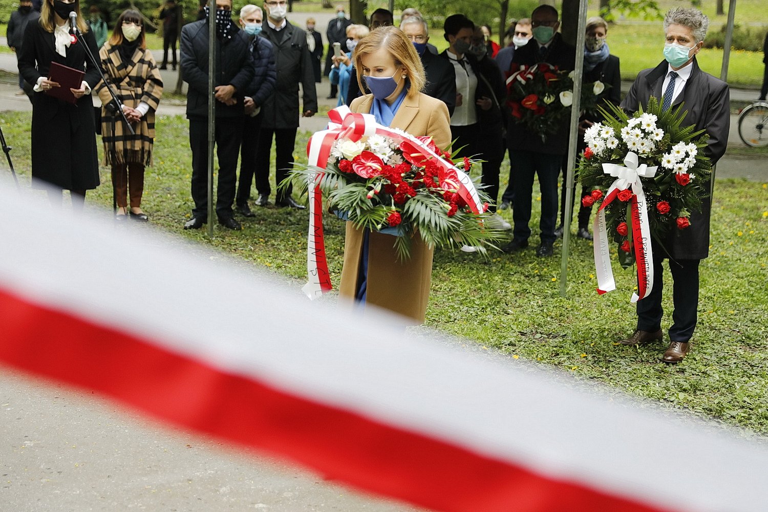 03.05.2020 Kielce. Uroczystości w 229. rocznicę uchwalenia Konstytucji 3 Maja. Złożenie wieńców pod pomnikiem Staszica. Wiceminister sportu Anna Krupka i senator Krzysztof Słoń / Jarosław Kubalski / Radio Kielce