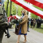 03.05.2020 Kielce. Uroczystości w 229. rocznicę uchwalenia Konstytucji 3 Maja. Złożenie wieńców pod pomnikiem Staszica. Wiceminister sportu Anna Krupka / Jarosław Kubalski / Radio Kielce